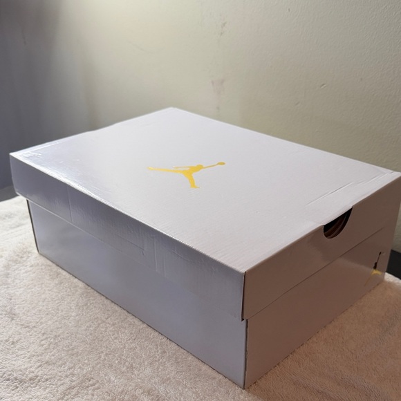 Womens Air Jordan Sneakers - Picture 10 of 10